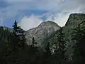 Zinkwand von Süden (Znachtal / Weißpriachtal) aus, deutlich ist ein rötliches Band erzreicher Branden erkennbar