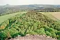 Blick vom Zirkelstein Richtung Tschechien, links der Rosenberg