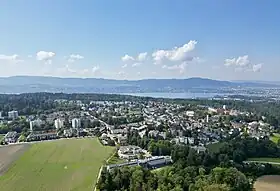 Zollikerberg, im Hintergrund die Albiskette