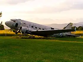 Douglas DC-3 auf dem ehemaligen Flughafen Otočac