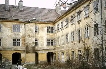 Innenhof vor der Restaurierung des Gebäudes, um 2000