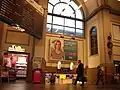 Eingangshalle mit Verbindungstreppe zu den Bahnsteigen
