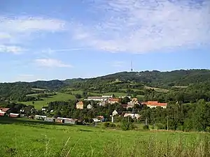 Zubrnice von Týniště aus gesehen, im Hintergrund Buková hora