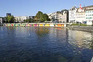 Die Bucht mit farbigem trompe-l’œil (1998) im Zentrum