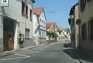 In Mußbach: Straßen­querung im Untergrund