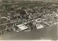Luftbild von Walter Mittelholzer (1919). Links vorne die Seidenfabrik, heute die Rote Fabrik. In der Bildmitte führt die Albisstrasse durch das Morgental hoch.