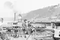 Stromabwärts passierender Schleppverband; links eines der beiden ausgefahrenen Brückensegmente, um 1932.