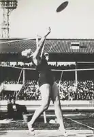 Olga Connolly, unter ihrem Namen Olga Fikotová 1956 Olympiasiegerin, erreichte mit 51,58&nbsp;m bei ihrer fünften Olympiateilnahme nicht mehr das&nbsp;m Finale