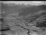 Das obere Gürbetal anno 1925 bei Wattenwil u.&nbsp;a. mit dem Gantrisch im Hintergrund. Aufgenommen vom Schweizer Flugzeug-Pionier Walter Mittelholzer.