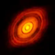 Interferometrische Aufnahme des ALMA-Observatoriums der Submillimeterwellen-Emission; die Seitenlänge entspricht 1,8&nbsp;Bogensekunden.