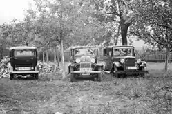 Ein Opel 8/40 PS (rechts) neben zweiOpel 1,2 Liter, um 1934