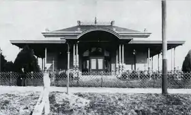 Kaiserbahnhof, Straßenseite