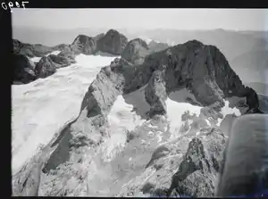 Flugaufnahme des Dachsteinstockes von Westen mit dem Südlichen Torsteingletscher (ganz rechts) im Jahr 1933 (ETH-Bibliothek)