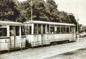 Bw 1796II hinter Bw 1704II an der Haltestelle Bahnhofstraße Ecke Lindenstraße in Köpenick, 1963