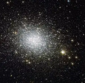 Aufnahme des Kugelsternhaufen mit dem Hubble-Weltraumteleskop.