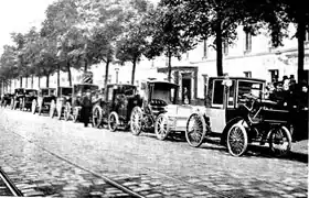 Peugeot Typ 25 (erstes Fahrzeug in der Aufreihung bei der Vergleichsfahrt von 1898)